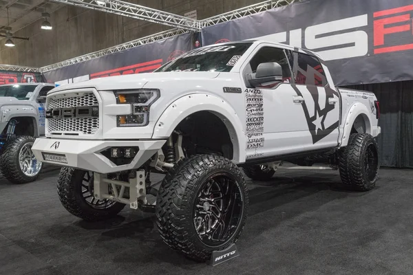Gran camión personalizado en exhibición durante LA Auto Show — Foto de Stock