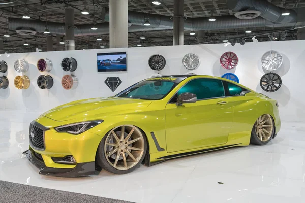 Infiniti Q60 La Auto Show sırasında ekranda — Stok fotoğraf