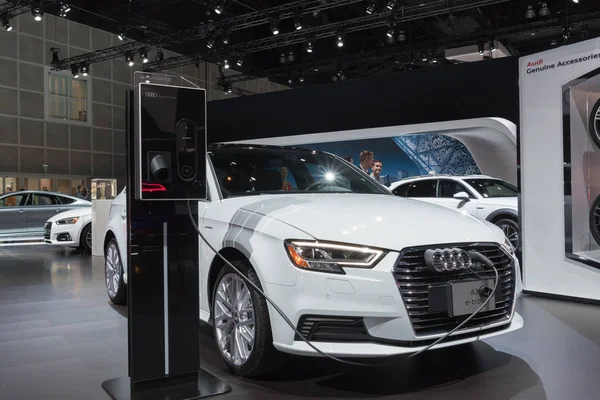 Audi A3 e-tron en pantalla durante LA Auto Show — Foto de Stock