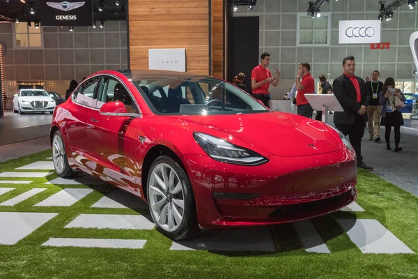 Tesla Model 3 La Auto Show sırasında ekranda — Stok fotoğraf