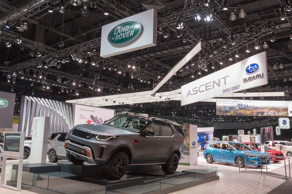 Land Rover Discovery La Auto Show sırasında ekranda — Stok fotoğraf