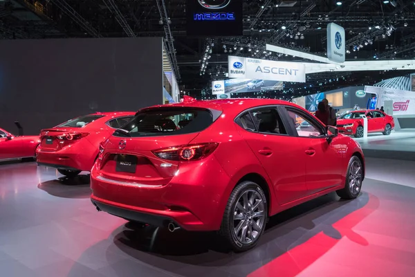 라 자동 표시 하는 동안 디스플레이에 Mazda3 해치백 — 스톡 사진