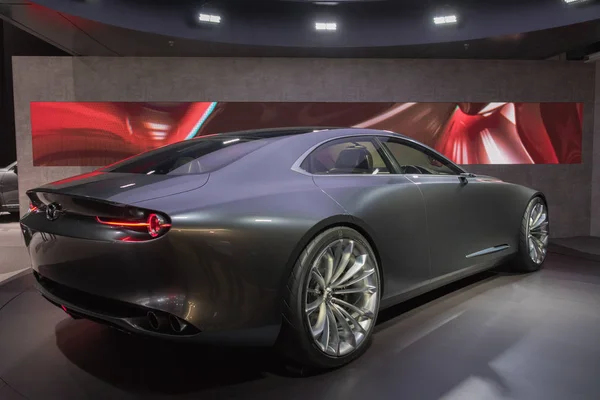 Mazda vizyon Coupe konsepti La Auto Show sırasında ekranda — Stok fotoğraf