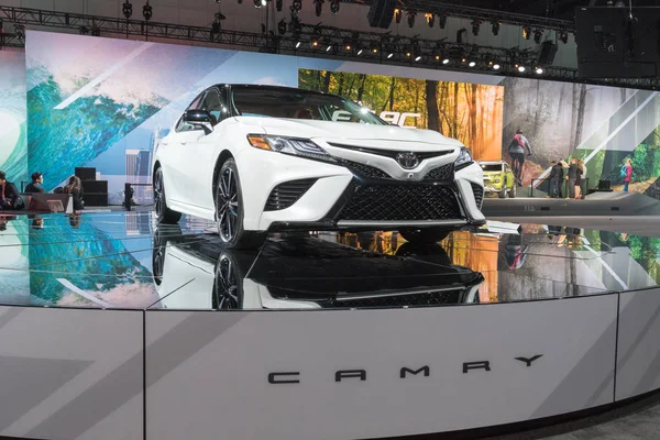 Toyota Camry La Auto Show sırasında ekranda — Stok fotoğraf