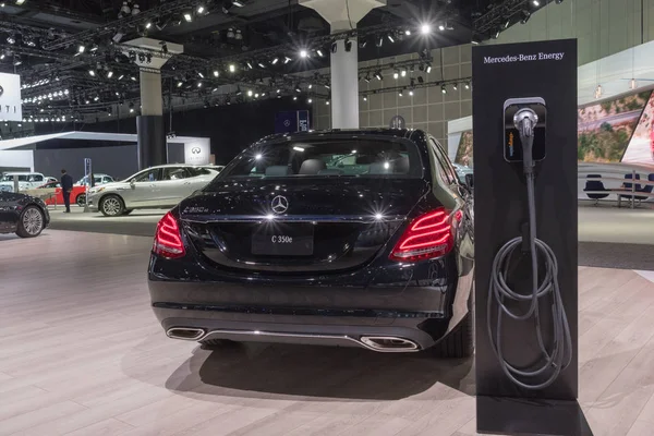 Mercedes-Benz C350e Plug-In Hybrid Drive na wyświetlaczu podczas La Au — Zdjęcie stockowe