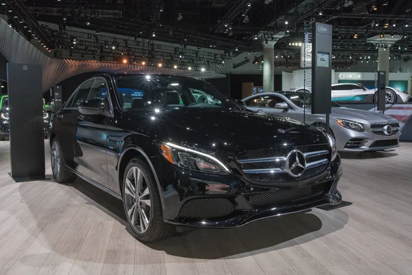 Mercedes-Benz C350e Plug-In Hybrid Drive en exhibición durante LA Au — Foto de Stock