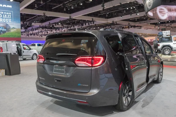 Chrysler Pacifica Hybrid na displeji během La Auto Show — Stock fotografie