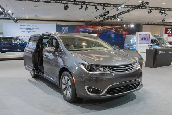 Chrysler Pacifica Hybrid på displayen under La Auto Show — Stockfoto