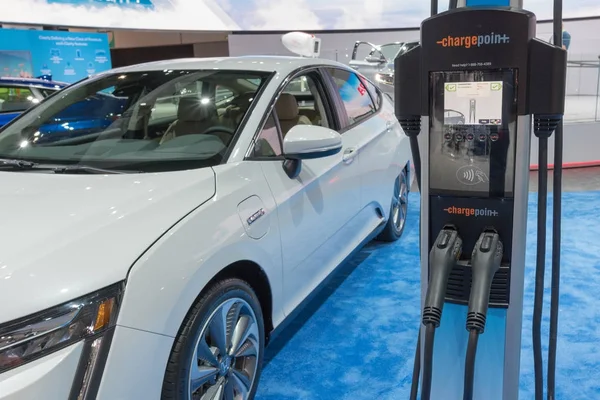 La オートショーの間に展示 Chargepoint Ev 充電器 — ストック写真