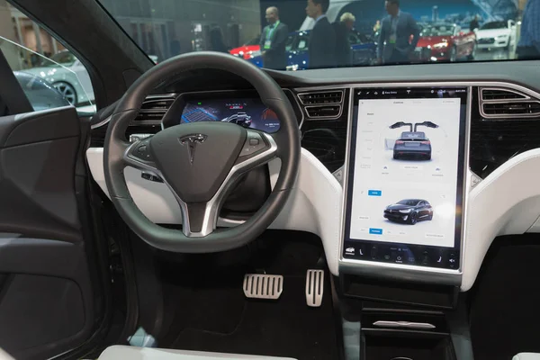Тесла модель 3 інтер'єру на дисплеї під час La Auto Show — стокове фото