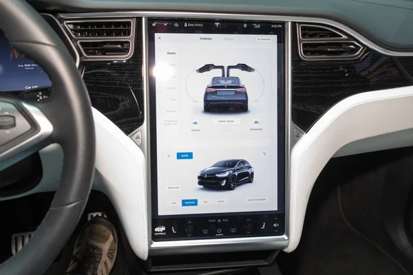 Tesla Model 3 interior em exposição durante LA Auto Show — Fotografia de Stock