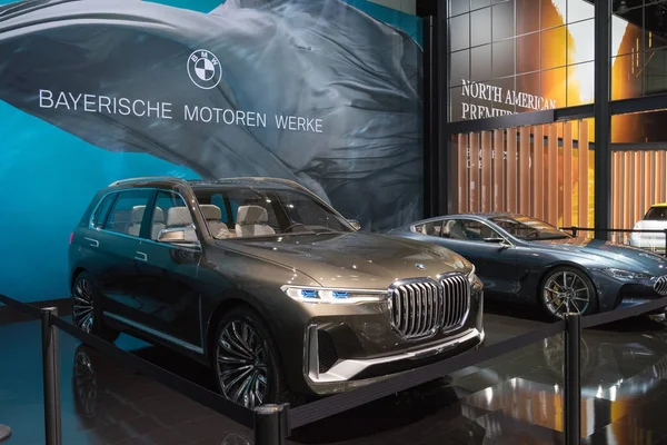 BMW X7 La Auto Show sırasında ekranda — Stok fotoğraf