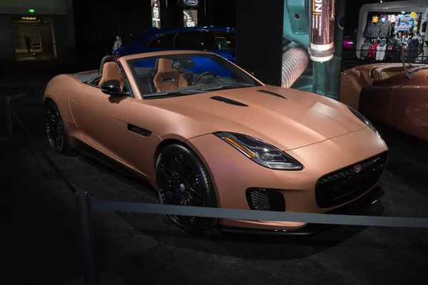 Jaguar F-Type στην οθόνη κατά τη διάρκεια της La Auto Show — Φωτογραφία Αρχείου