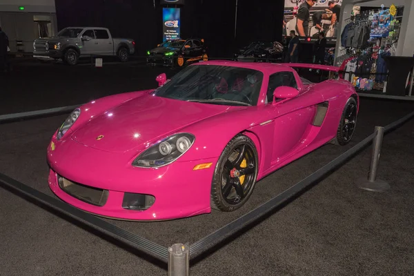 Porsche Carrera GT rosa in mostra durante il Los Angeles Auto Show — Foto Stock