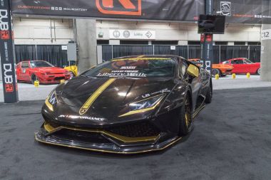 Lamborghini Aventador La Auto Show sırasında ekranda