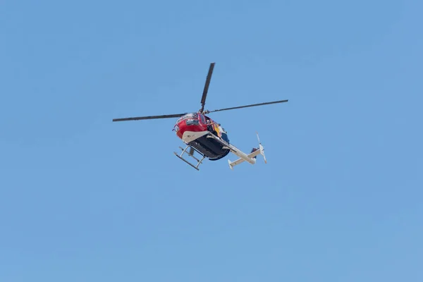 Red Bull akrobacji śmigłowca – Bo-105 – Aaron Fitzgerald — Zdjęcie stockowe