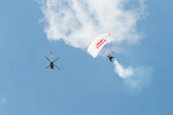 Red Bull Swoopers - Equipo de salto —  Fotos de Stock