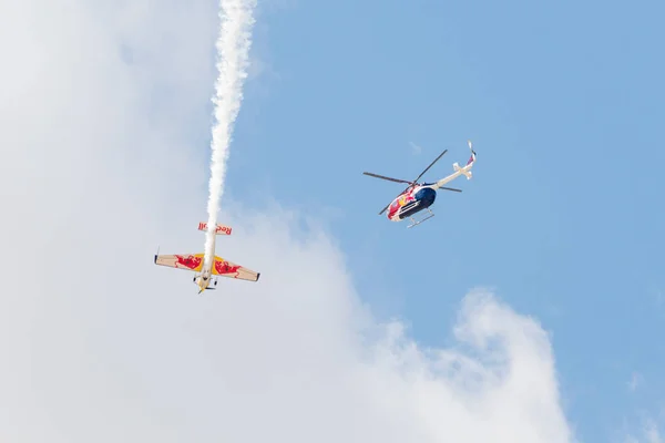 Red-Bull-Hubschrauber und Flugzeuge — Stockfoto