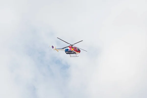 Red bull kunstflughubschrauber - bo-105 - aaron fitzgerald — Stockfoto