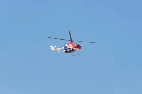 Red Bull akrobasi helikopter-Bo-105-Aaron Fitzgerald — Stok fotoğraf