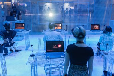 İnsanlar bir sanal gerçeklik oyunu oynamak için ekipman kullanın