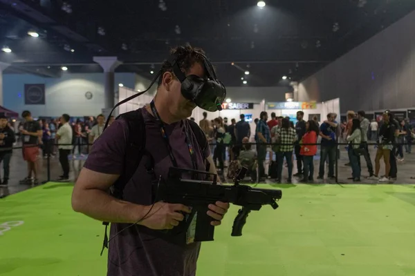 Чоловік грає відео-гра, за допомогою віртуальної реальності окуляри — стокове фото