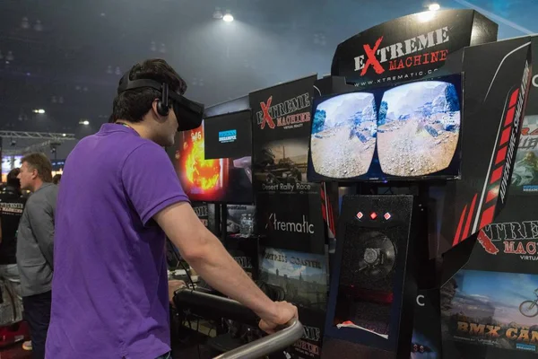 Un hombre juega un videojuego usando gafas de realidad virtual — Foto de Stock