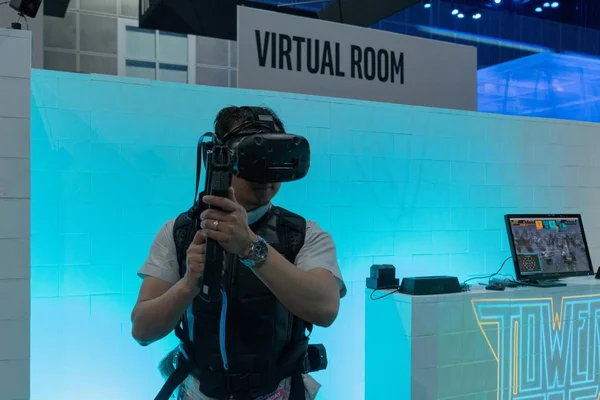 A man plays a video game using virtual reality glasses — Stock Photo, Image