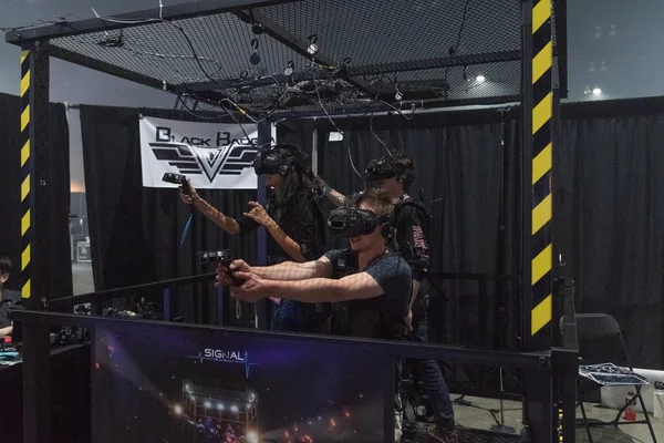 Люди використовують обладнання грати віртуальної реальності гра — стокове фото