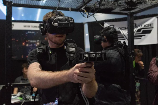 Un homme joue à un jeu vidéo en utilisant des lunettes de réalité virtuelle — Photo