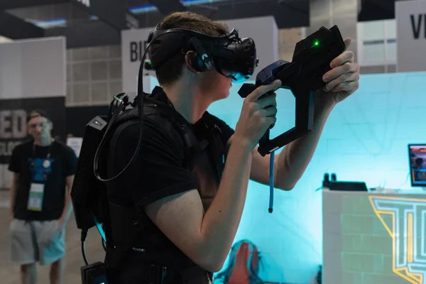Człowiek gra gry wideo przy użyciu okulary wirtualnej rzeczywistości — Zdjęcie stockowe