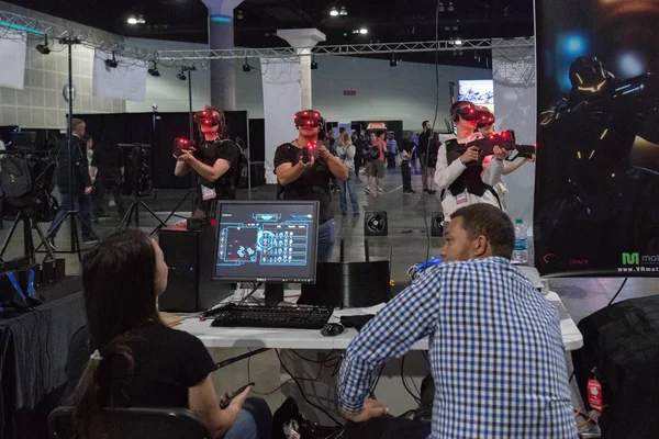 La gente utiliza el equipo para jugar un juego de realidad virtual — Foto de Stock