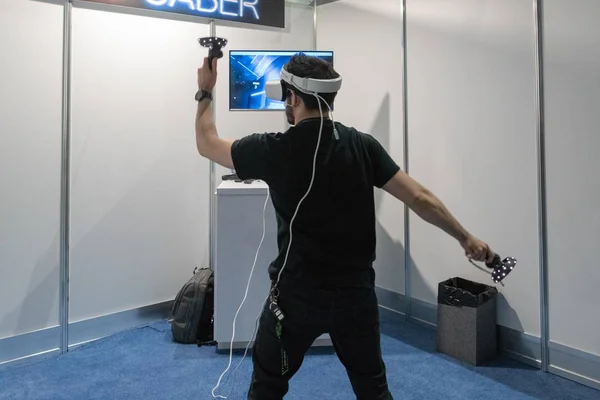 Een man speelt een video-spel met behulp van virtual reality bril — Stockfoto