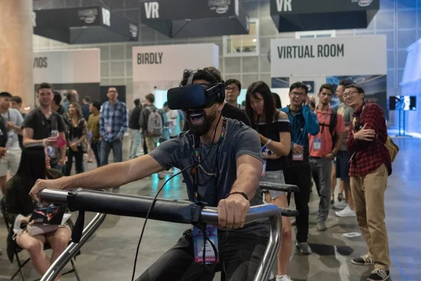 A man plays a video game using virtual reality glasses — Stock Photo, Image