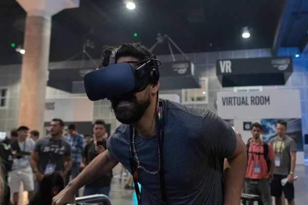 A man plays a video game using virtual reality glasses — Stock Photo, Image