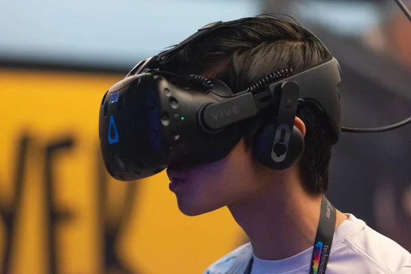 Un bărbat joacă un joc video folosind ochelari de realitate virtuală — Fotografie, imagine de stoc
