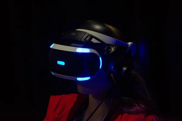 Una mujer juega un videojuego usando gafas de realidad virtual — Foto de Stock