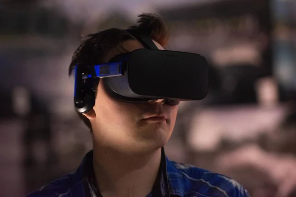 Un hombre juega un videojuego usando gafas de realidad virtual — Foto de Stock