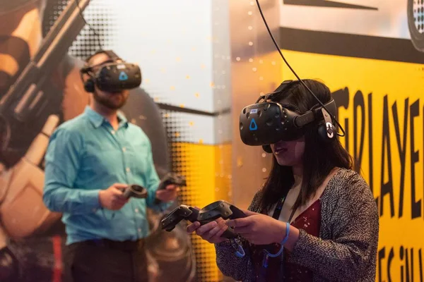 Lidé používají zařízení pro hru virtuální realita — Stock fotografie