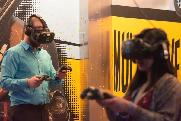 Les gens utilisent l'équipement pour jouer à un jeu de réalité virtuelle — Photo