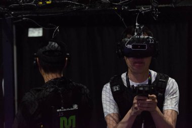 Bir adam bir video oyunu sanal gerçeklik gözlükle çalış