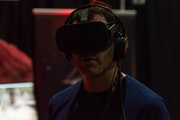 Мужчина играет в видеоигру, используя очки виртуальной реальности — стоковое фото