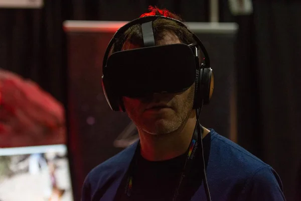 Un homme joue à un jeu vidéo en utilisant des lunettes de réalité virtuelle — Photo