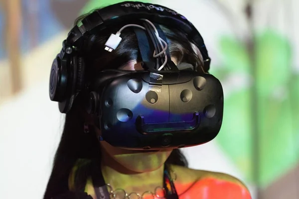 Kobieta gra gry wideo przy użyciu okulary wirtualnej rzeczywistości — Zdjęcie stockowe