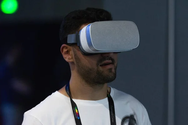 Un homme joue à un jeu vidéo en utilisant des lunettes de réalité virtuelle — Photo