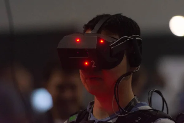 Człowiek gra gry wideo przy użyciu okulary wirtualnej rzeczywistości — Zdjęcie stockowe