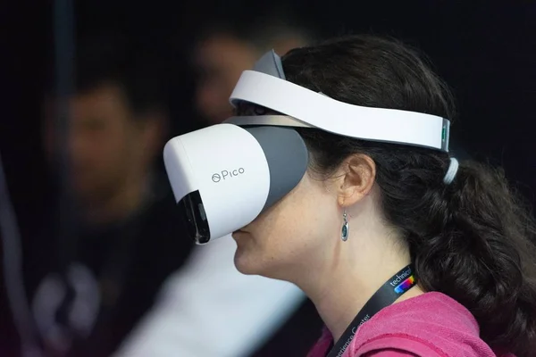 Une femme joue à un jeu vidéo en utilisant des lunettes de réalité virtuelle — Photo