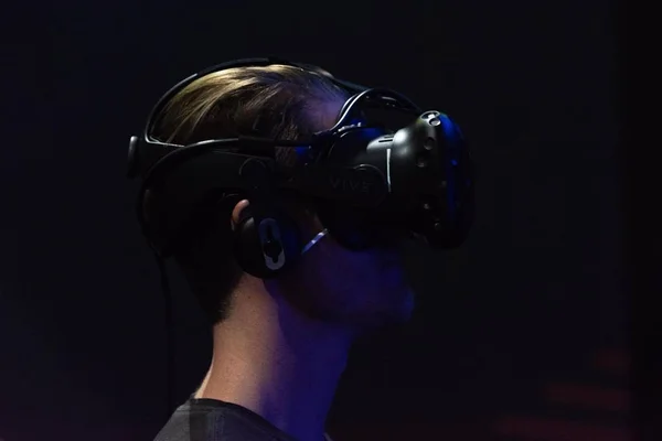 Un homme joue à un jeu vidéo en utilisant des lunettes de réalité virtuelle — Photo