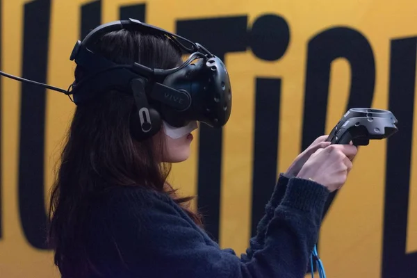 Une femme joue à un jeu vidéo en utilisant des lunettes de réalité virtuelle — Photo