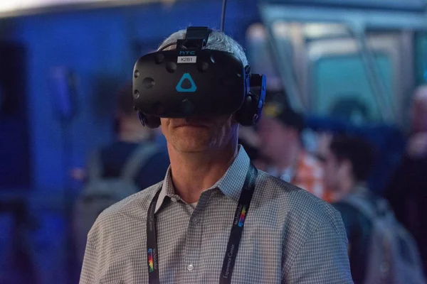 Un homme joue à un jeu vidéo en utilisant des lunettes de réalité virtuelle — Photo
